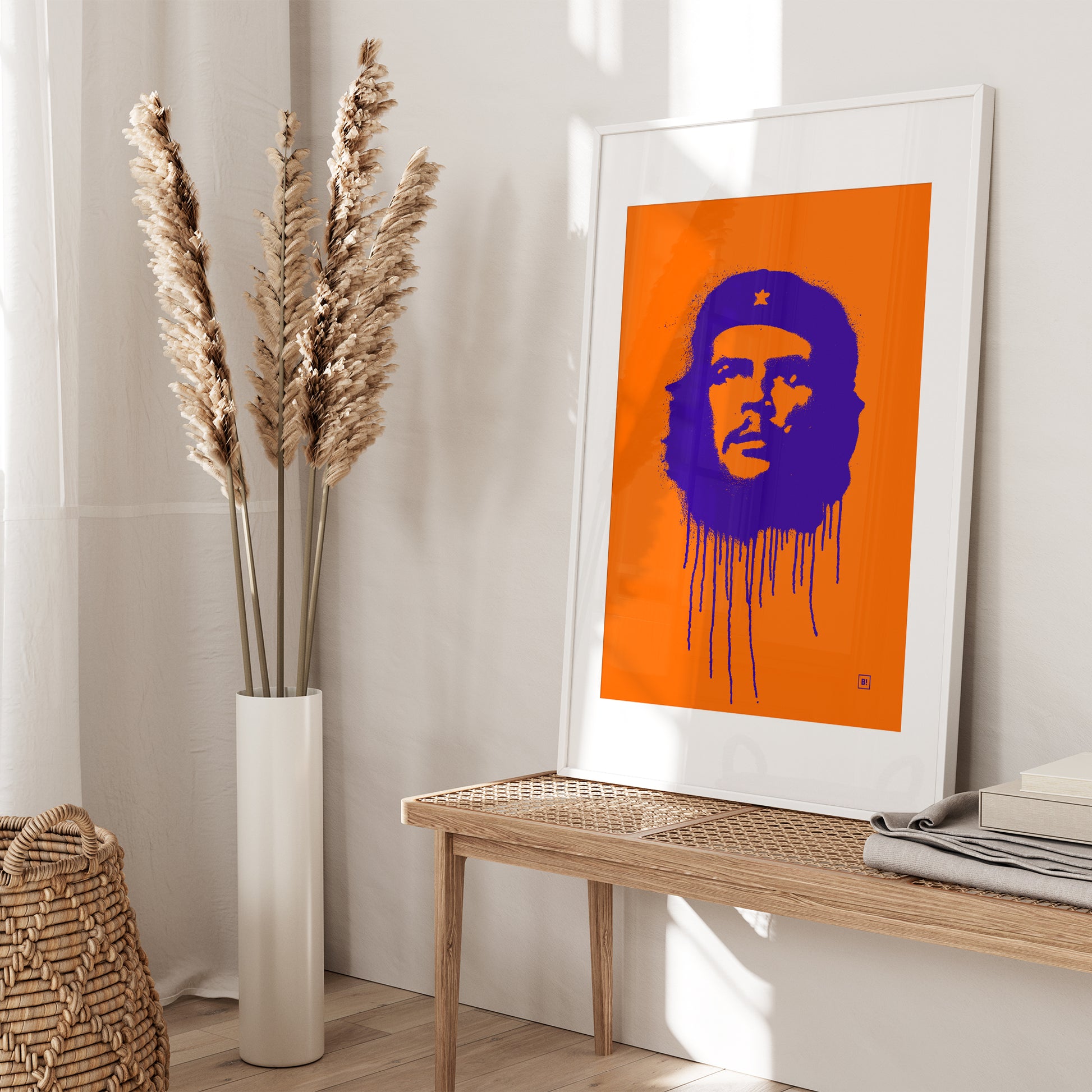 Be inspired by our pop navy "Ernesto Che Guevara" art print! This artwork was printed using the giclée process on archival acid-free paper and is presented in a white frame with passe-partout, capturing its timeless beauty in every detail.